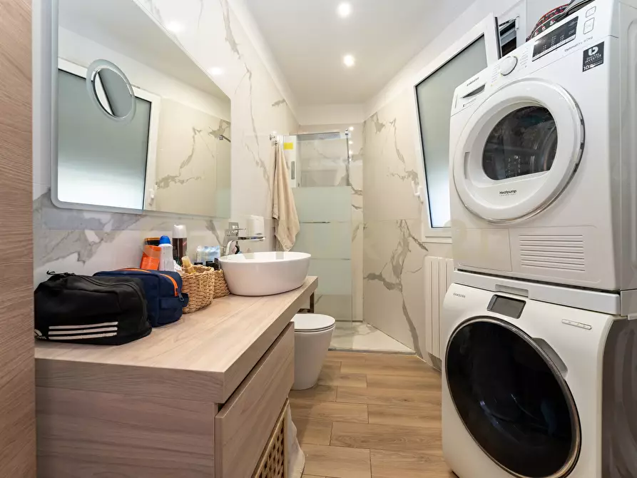 Immagine 21 di Pentalocale in vendita  in Via Lo Jacono Francesco 53 a Sant'agata Li Battiati