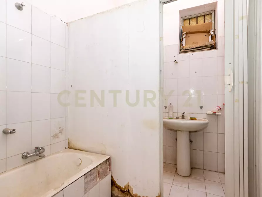 Immagine 28 di Locale commerciale in vendita  in Via IV Novembre 13 a Adrano