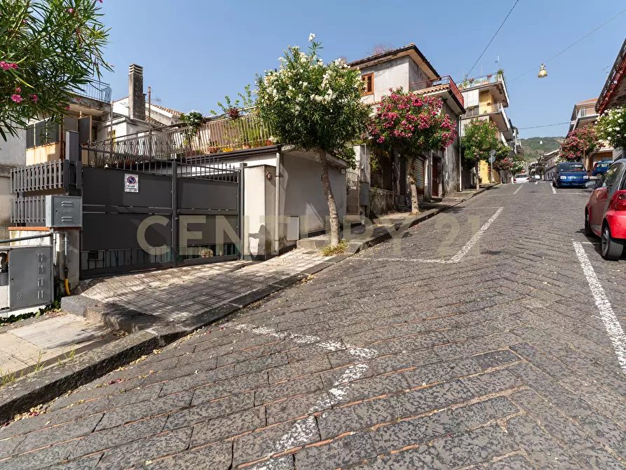 Immagine 3 di Casa indipendente in vendita  in Via Monte Grappa 8 a Zafferana Etnea