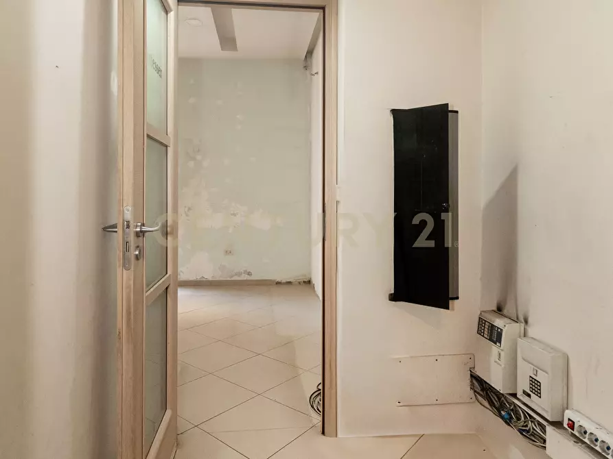 Immagine 66 di Locale commerciale in affitto  in viale Regina Margherita 19 a Catania