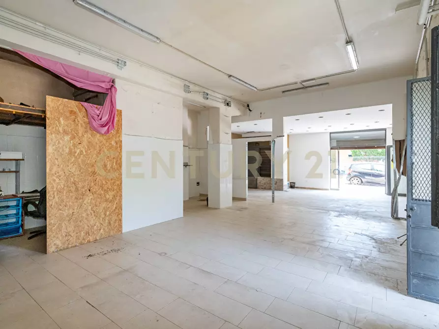 Immagine 20 di Locale commerciale in vendita  in Via Tiziano 10 a Gravina Di Catania