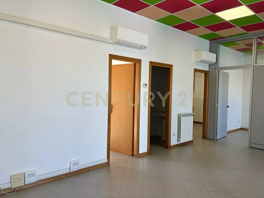 Immagine 10 di Locale commerciale in vendita  in Via della Pace 50 a Orbetello