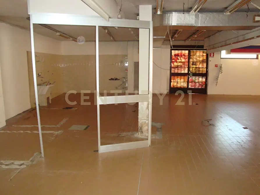 Immagine 11 di Locale commerciale in vendita  in Piazza Alcide De Gasperi 120 a San Giovanni Lupatoto