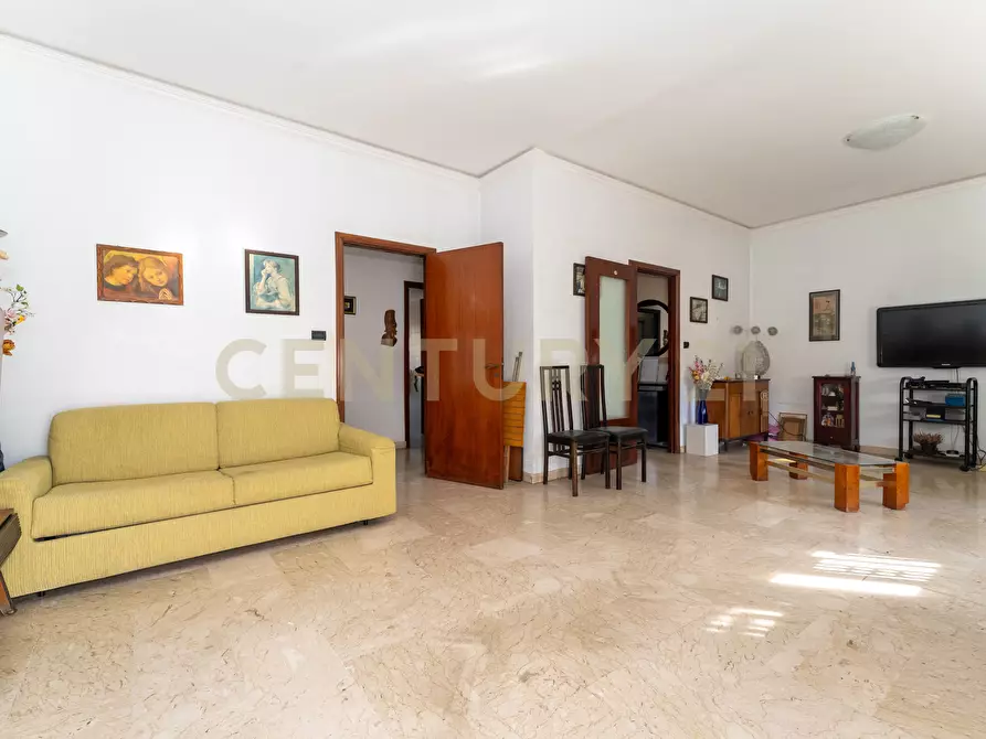 Immagine 16 di Pentalocale in vendita  in Via Fratelli Bandiera 13 a Gravina Di Catania