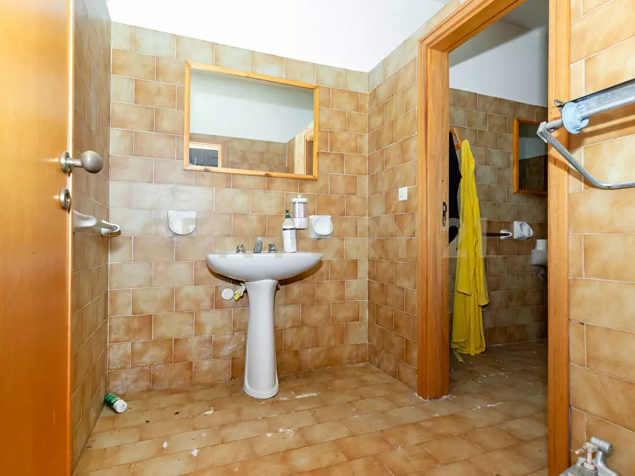 Immagine 25 di Locale commerciale in vendita  in Viale Mario Rapisardi 186 a Catania