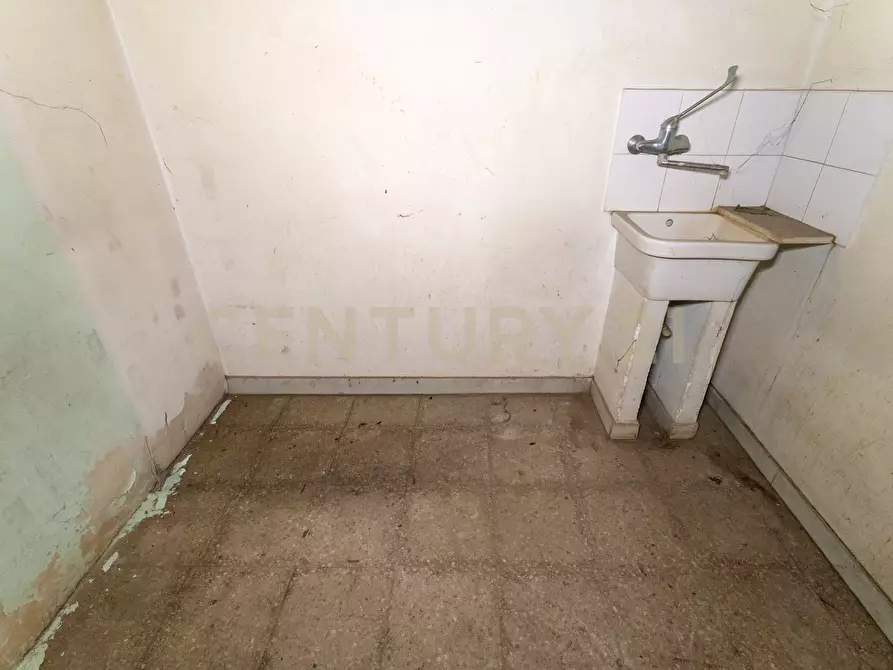 Immagine 17 di Locale commerciale in vendita  in Via del Bosco 107 a Catania