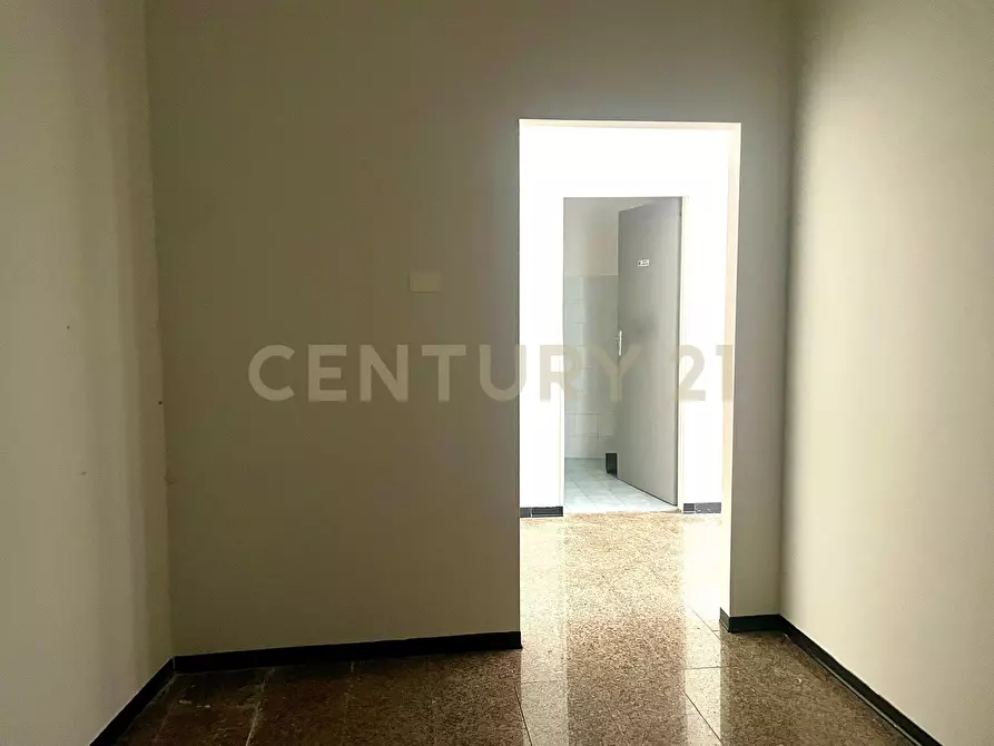 Immagine 24 di Locale commerciale in vendita  in Piazza Vittorio Emanuele a Nicolosi