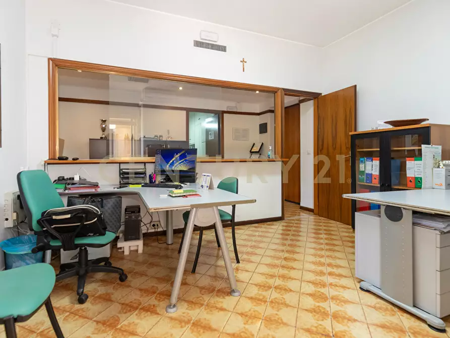 Immagine 17 di Pentalocale in vendita  in Via Grazia Deledda 2 a Catania