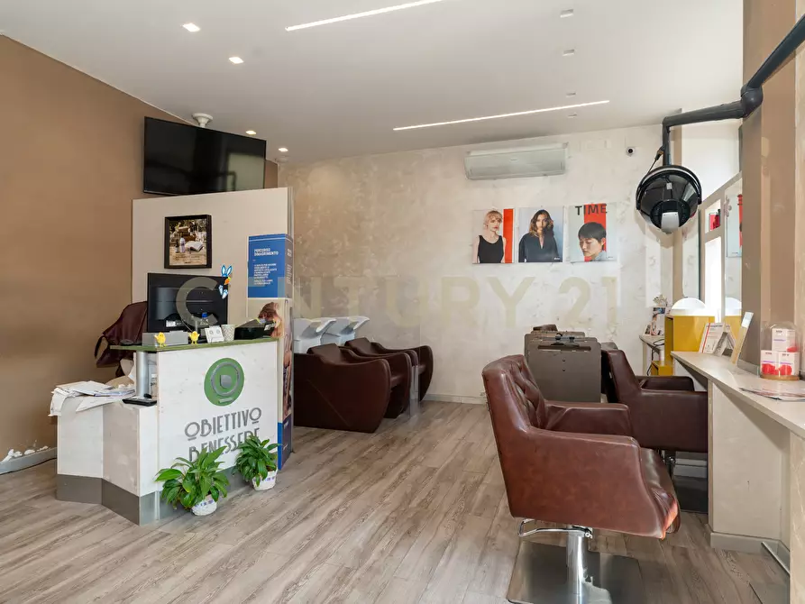 Immagine 10 di Locale commerciale in vendita  in Via del Bosco 163 a Catania