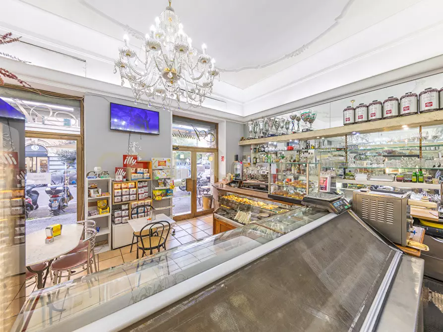 Immagine 11 di Quadrilocale in vendita  in Via Nemorense 26/28 a Roma