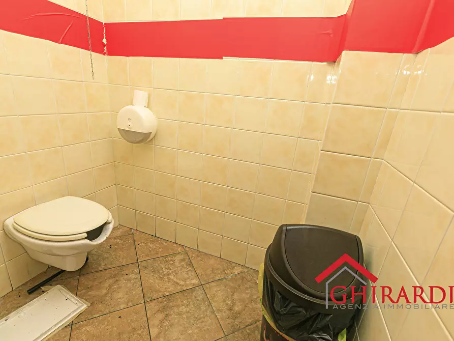 Immagine 17 di Locale commerciale in affitto  in Piazza Francesco Baracca 34r a Genova