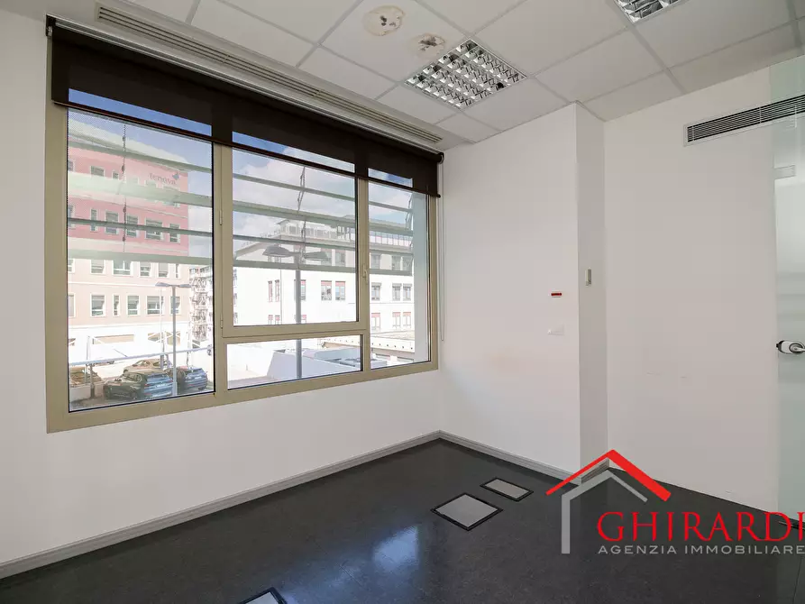 Immagine 20 di Ufficio in vendita  in VIA E. ALBARETO 21 a Genova