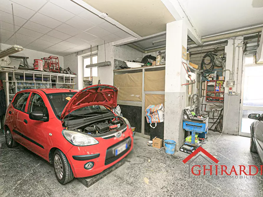 Immagine 3 di Attività artigianale in vendita  in VIA VEZZANI 210R a Genova