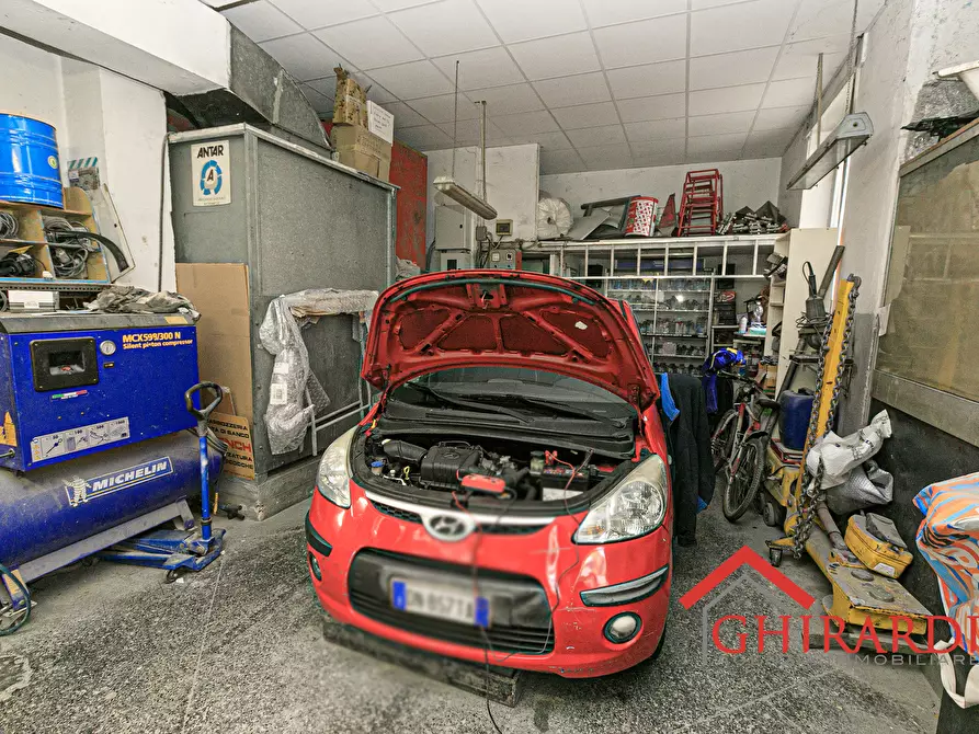 Immagine 2 di Attività artigianale in vendita  in VIA VEZZANI 210R a Genova