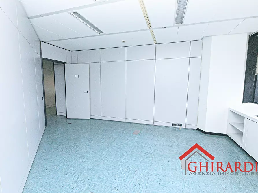 Immagine 16 di Ufficio in affitto  in VIA DE MARINI 1 a Genova