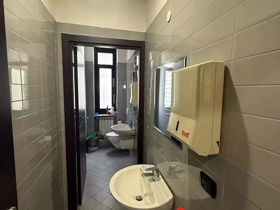 Immagine 11 di Ufficio in vendita  in Piazza Dante 10 a Genova
