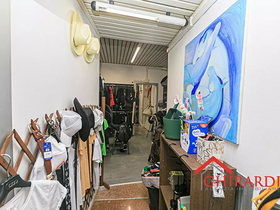 Immagine 30 di Attività commerciale in vendita  in VICO CAMPETTO 3/5 R a Genova