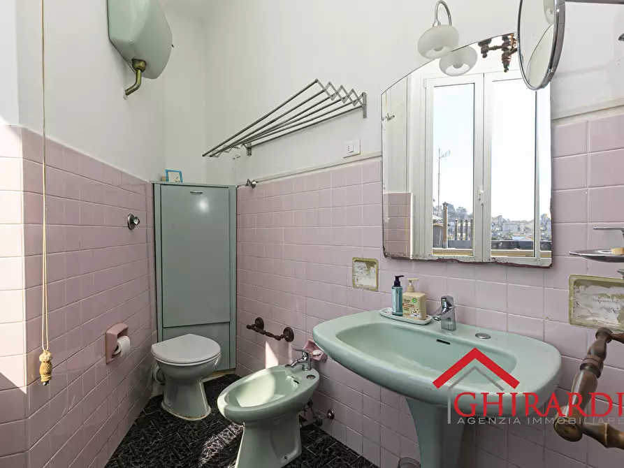 Immagine 30 di Quadrilocale in vendita  in Piazza Cristoforo Bonavino 11 a Genova