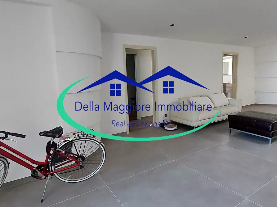 Immagine 11 di Villa in vendita  a Livorno