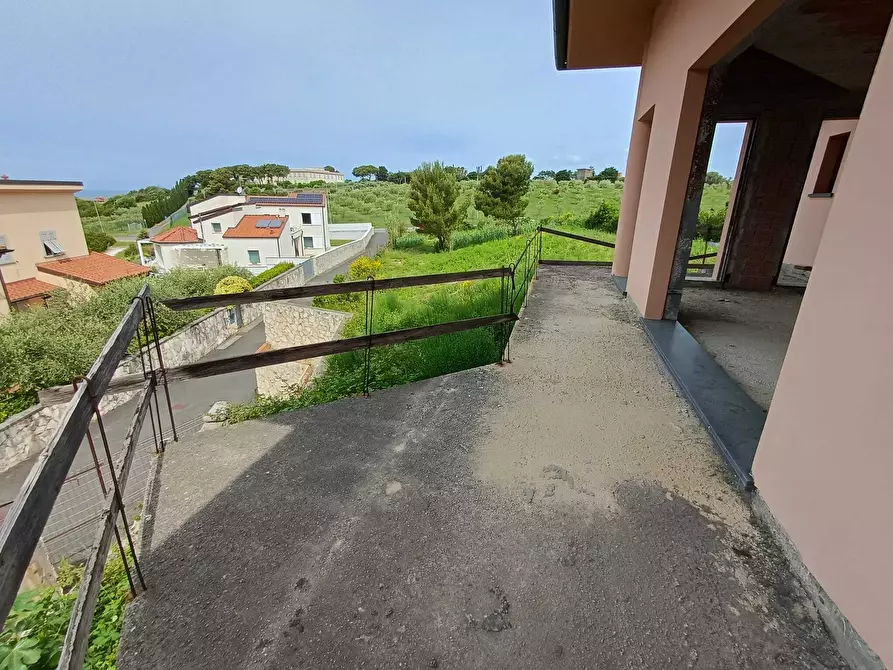 Immagine 2 di Villa in vendita  a Livorno
