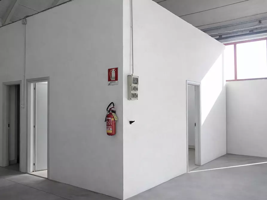 Immagine 16 di Attività artigianale in affitto  a Parma