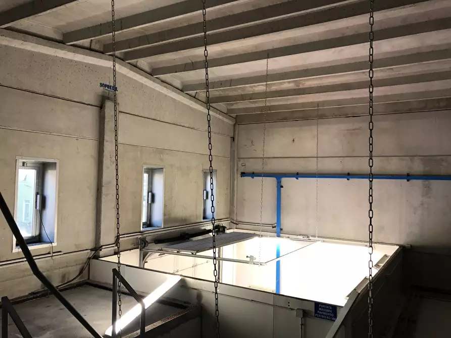 Immagine 13 di Attività artigianale in affitto  a Parma