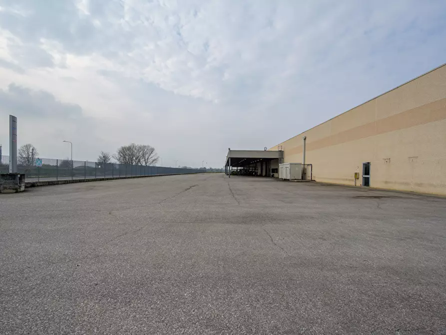 Immagine 2 di Attività artigianale in vendita  a Parma