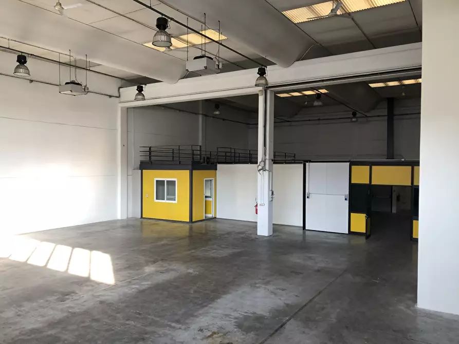 Immagine 2 di Attività artigianale in vendita  a Parma