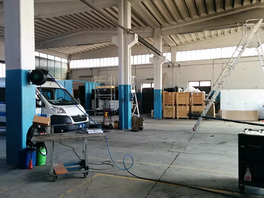 Immagine 5 di Attività artigianale in vendita  a Parma