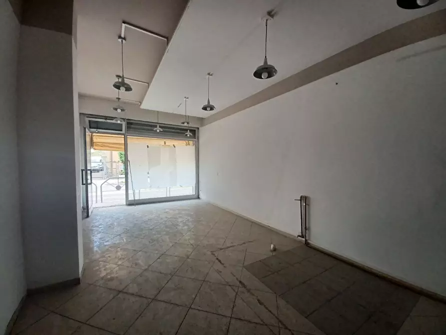 Immagine 11 di Locale commerciale in affitto  a Trento