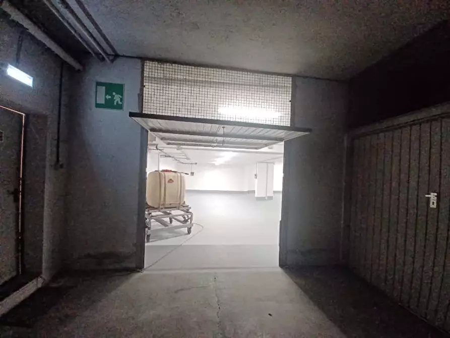 Immagine 16 di Locale commerciale in affitto  a Trento