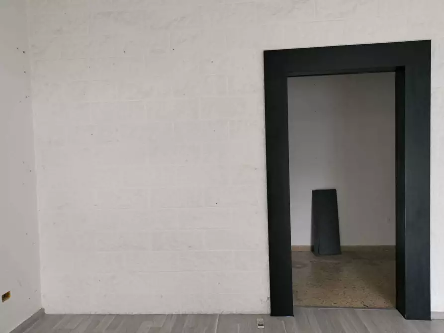 Immagine 4 di Locale commerciale in vendita  in Via Martiri della Resistenza a Ancona