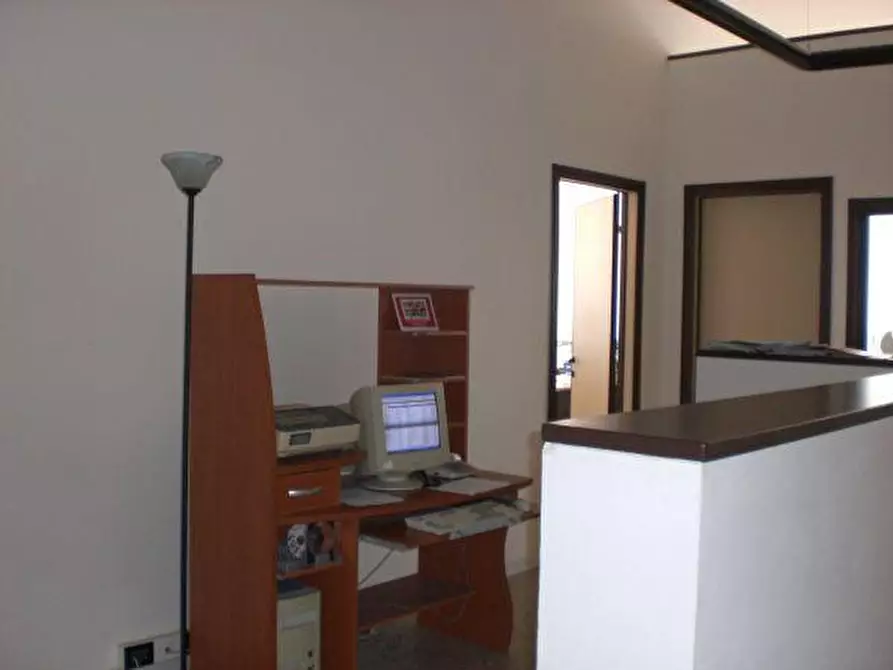 Immagine 3 di Locale commerciale in vendita  in VIA DEL COMMERCIO a Ancona