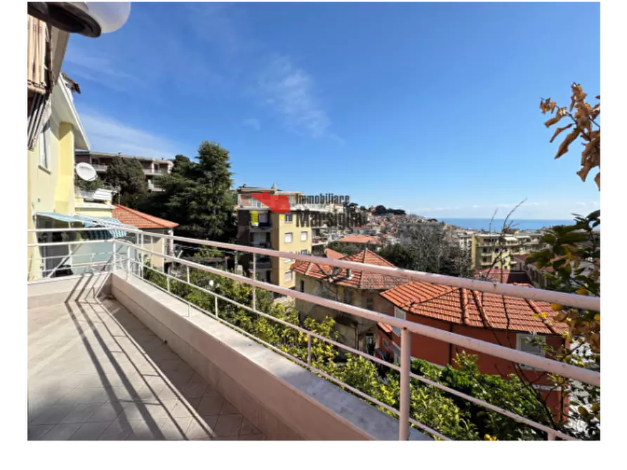 Immagine 1 di Casa bifamiliare in vendita  in VIA DE AMICIS 20 a San Remo