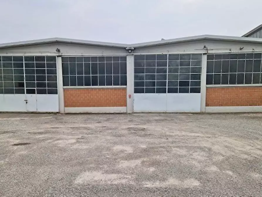 Immagine 3 di Attività artigianale in vendita  in VIA TRIESTE 37 a Erba