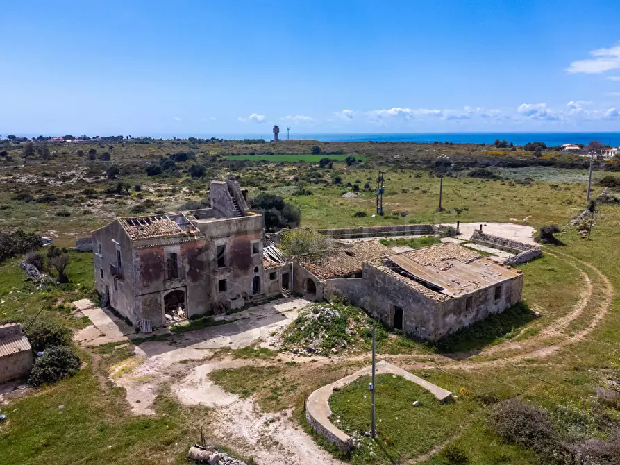 Immagine 1 di Villa in vendita  in VIA MALLIA 47 a Siracusa