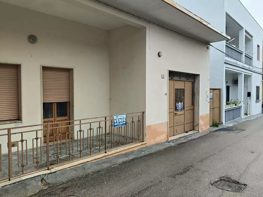 Immagine 2 di Casa bifamiliare in vendita  in Via D'Annunzio 7 a Sannicola
