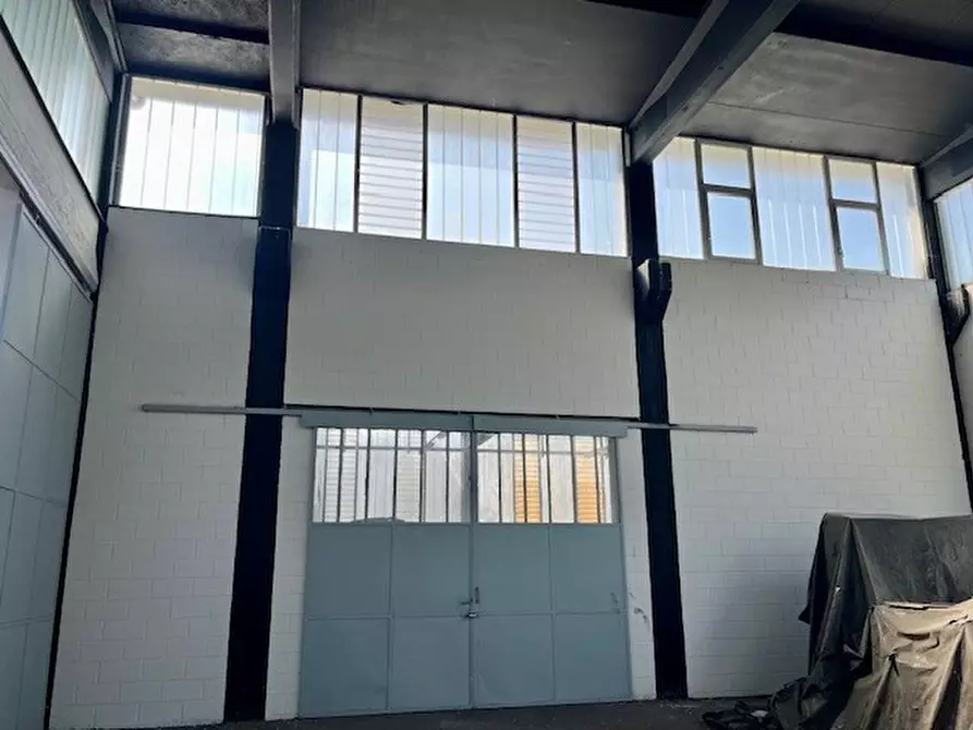 Immagine 11 di Attività artigianale in vendita  a Erba