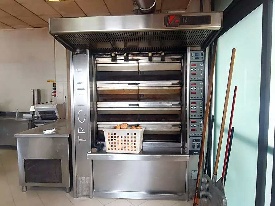 Immagine 6 di Locale commerciale in vendita  in Viale Porta Pia 5 a Brindisi