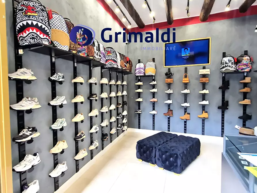 Immagine 2 di Attività commerciale in affitto  a Napoli