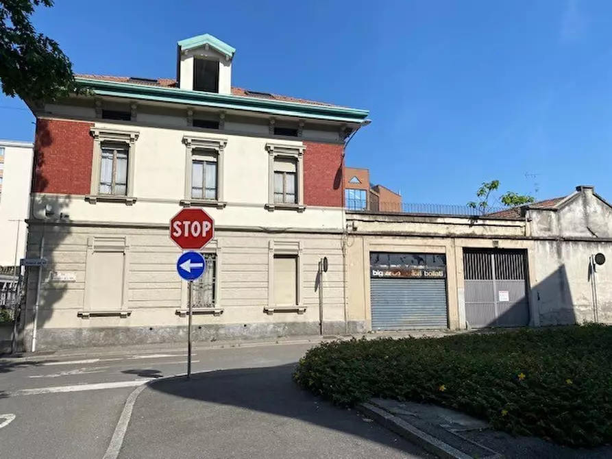 Immagine 2 di Palazzo in vendita  in Viale Milano 19 a Gallarate