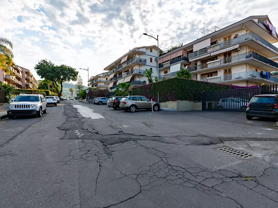 Immagine 2 di Pentalocale in vendita  in Via Giuseppe Leonardi 24 a Aci Catena