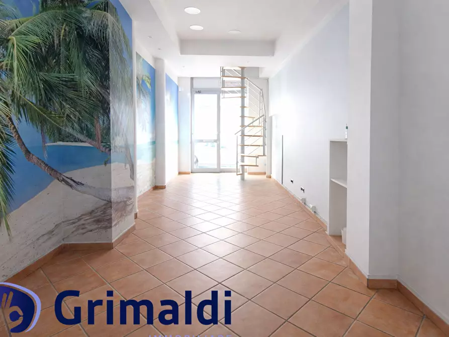 Immagine 3 di Locale commerciale in affitto  a Napoli