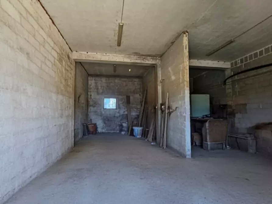 Immagine 11 di Magazzino in vendita  in Via Solano Li Belli 47 a Lequile