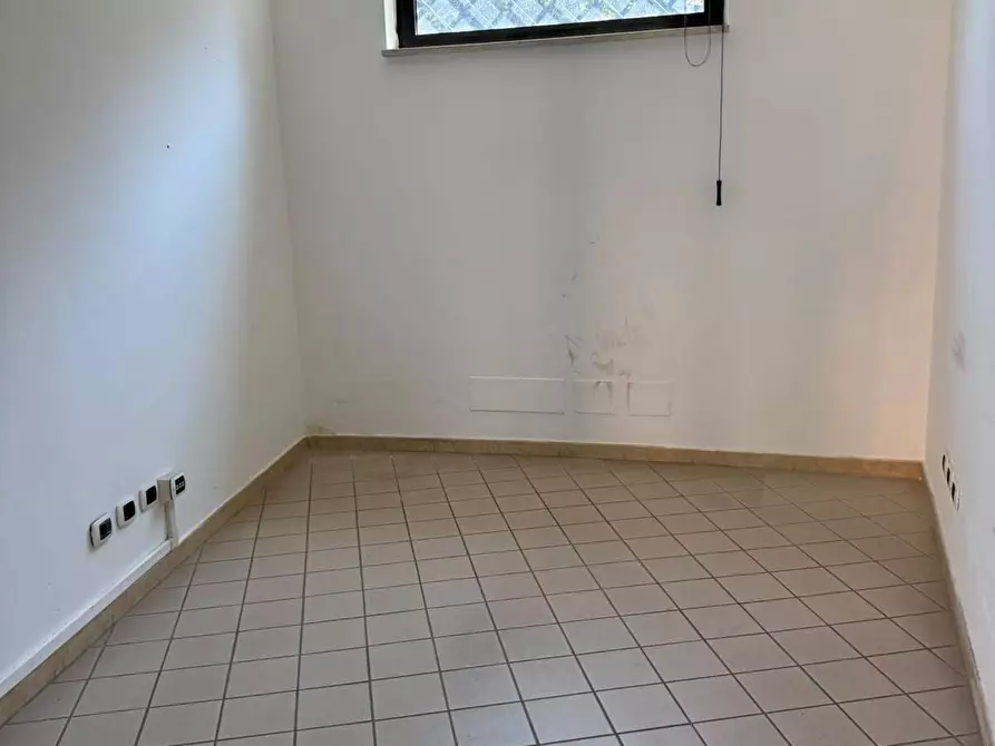 Immagine 15 di Attività commerciale in affitto  in Via Aldo Moro 98 a Aprilia