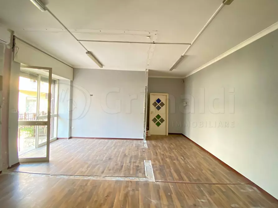 Immagine 4 di Locale commerciale in affitto  a Giugliano In Campania