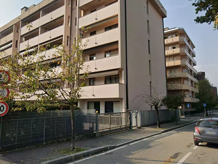 Immagine 1 di Garage in vendita  in Viale Aldo Moro 44 a Como