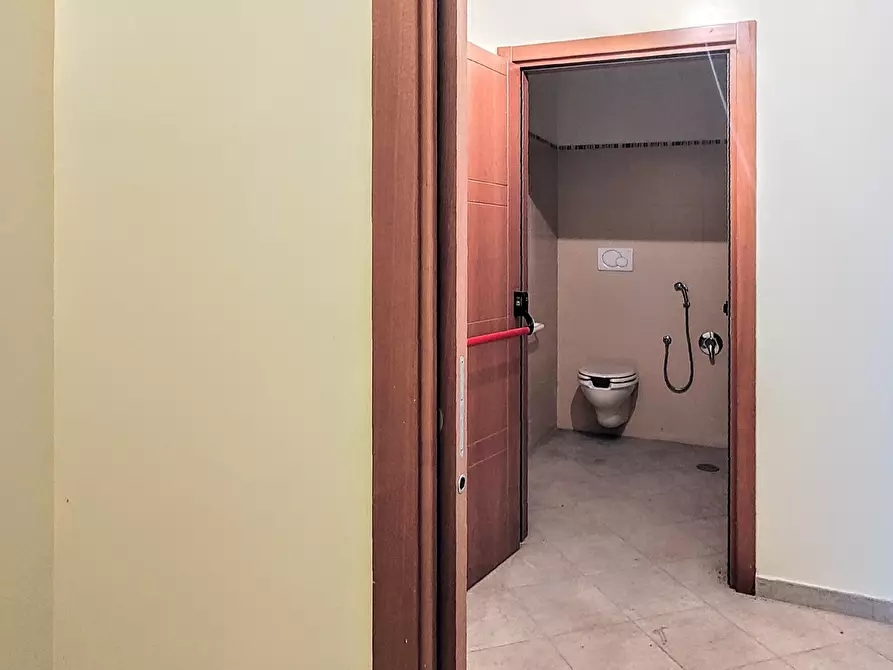 Immagine 14 di Locale commerciale in vendita  in Via alberto giolitti 53 a Roma