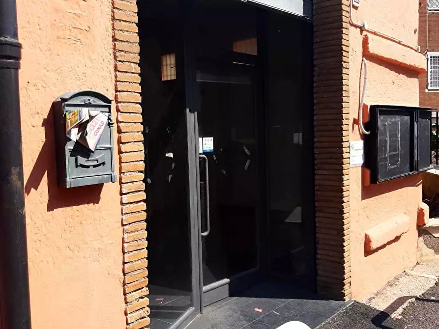 Immagine 2 di Locale commerciale in affitto  in Via Francesco Breschi 2 a Anzio