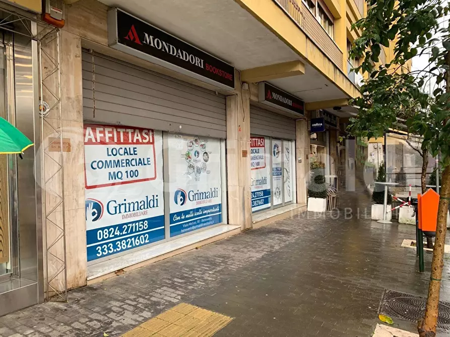 Immagine 2 di Locale commerciale in affitto  in Viale A. Mellusi 160-162 a Benevento